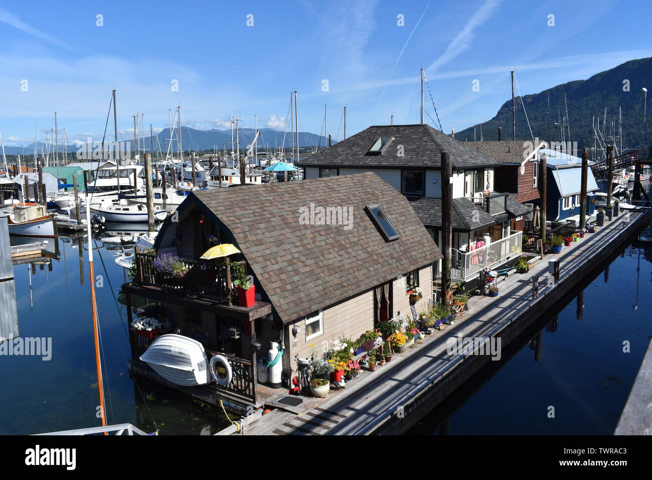 Le case galleggianti lungo il molo di Cowichan Bay, BC, Canada Foto Stock