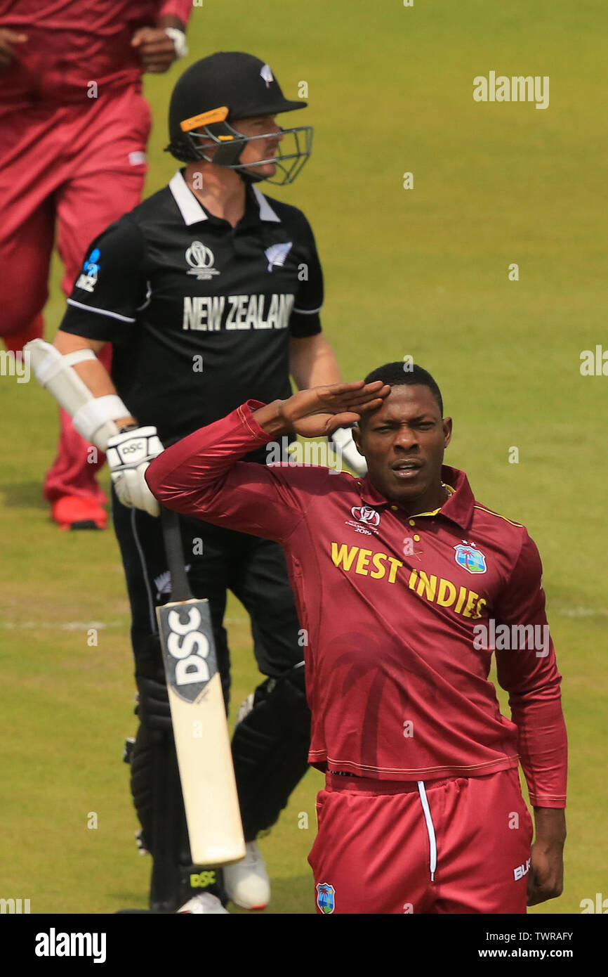 MANCHESTER, Inghilterra. 22 giugno 2019: Sheldon Cottrell di West Indies celebra tenendo il paletto di Colin Munro della Nuova Zelanda durante il West Indies v Nuova Zelanda, ICC Cricket World Cup Match, a Old Trafford, Manchester, Inghilterra. Foto Stock