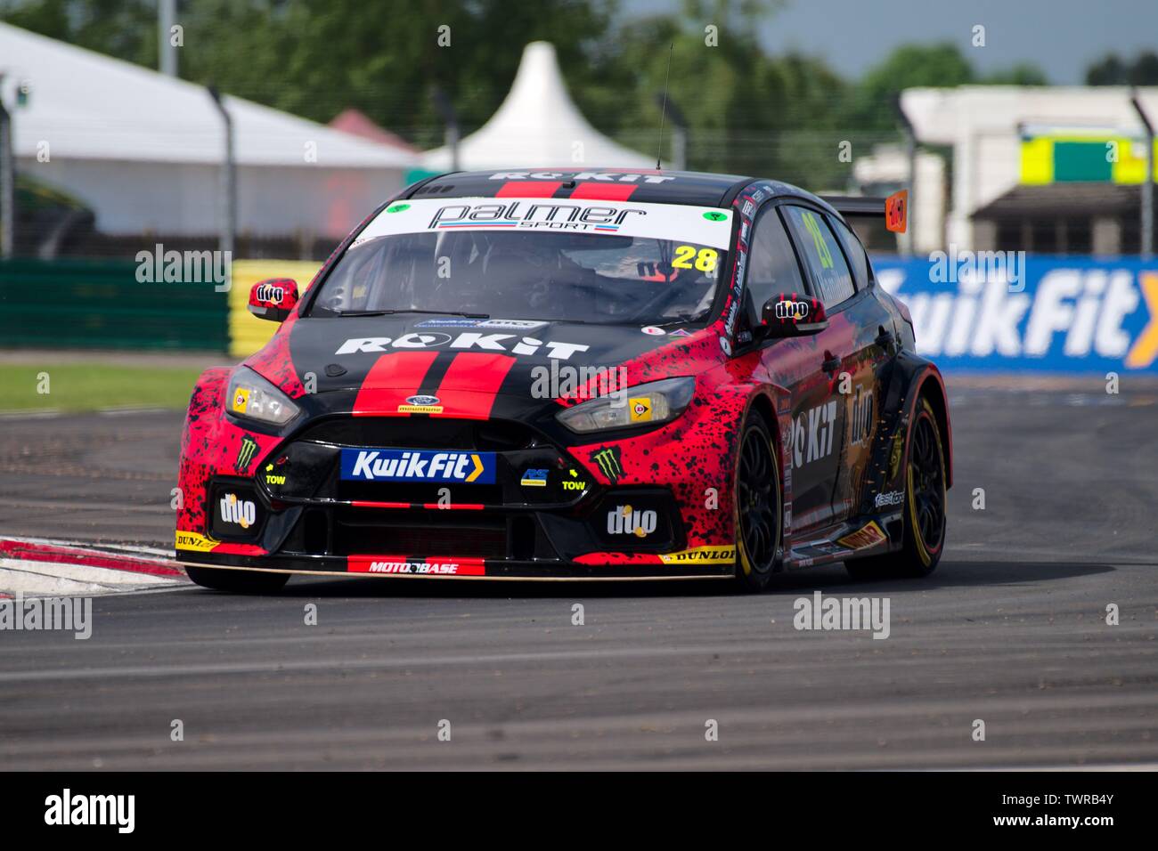 Dalton on Tees, Inghilterra, 15 giugno 2019. Nic Hamilton alla guida di una Ford Focus RS per ROKiT Racing con la Motorbase durante le prove libere per il Kwik montare British Touring Car Championship a Croft Racing circuito. Foto Stock