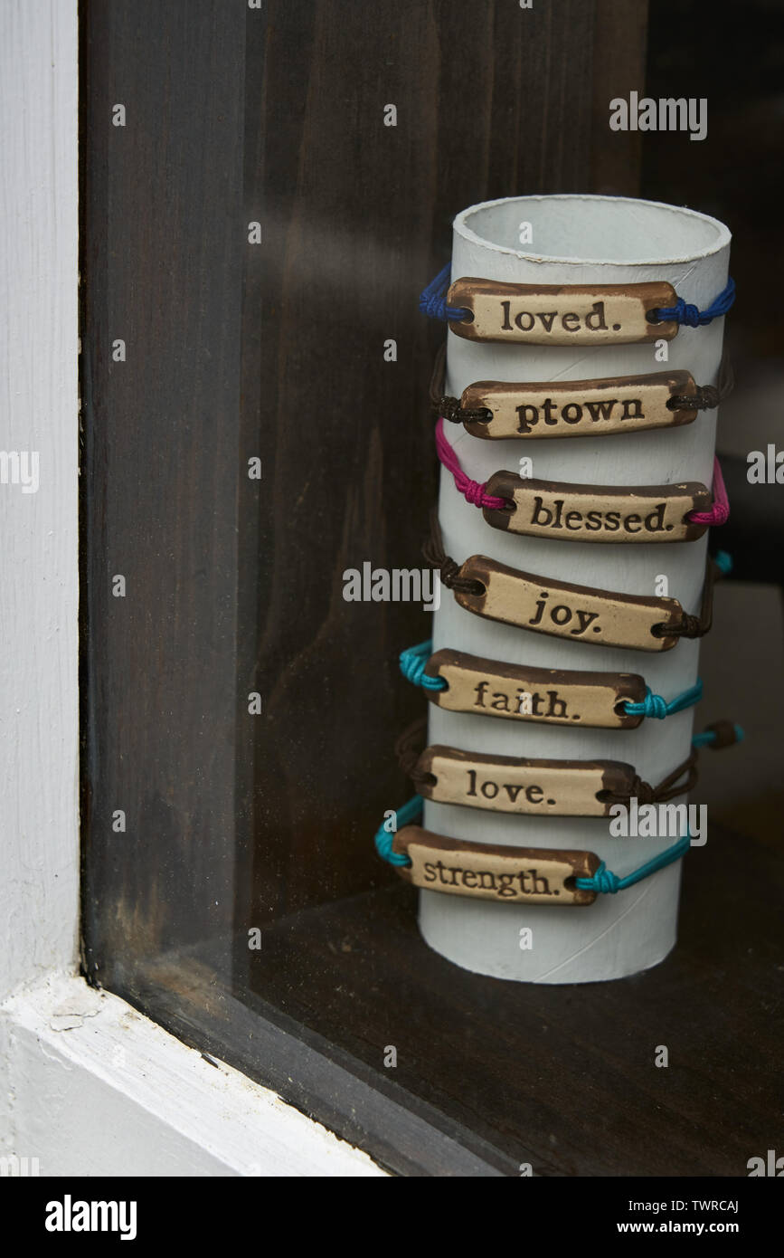 Bracciali in un a Provincetown, Massachusetts vetrina dire amato, Ptown, beato, di gioia e di fede, di amore e di forza Foto Stock