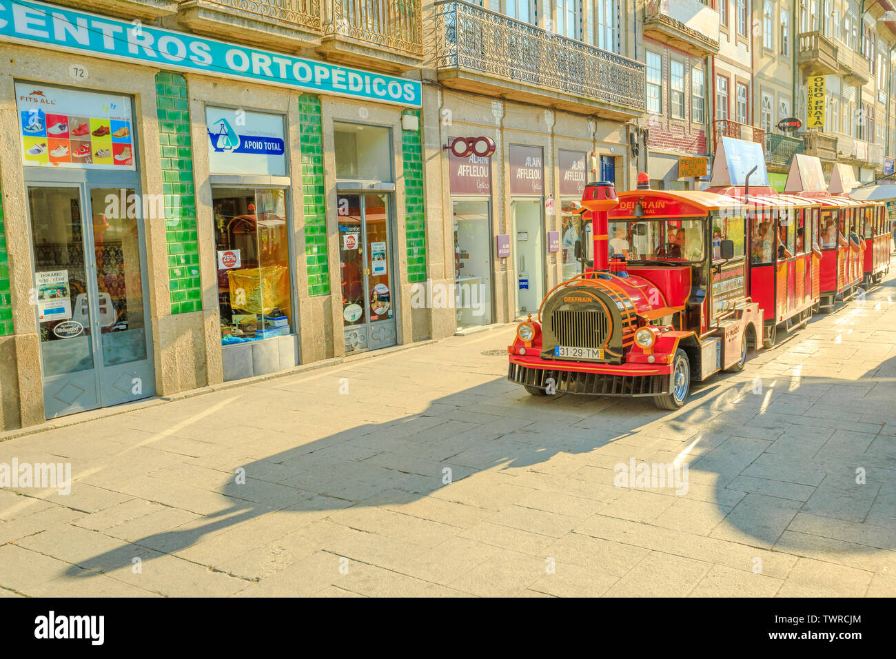 Braga, Portogallo - Agosto 12, 2017: rosso treno turistico lungo Avenida Central nel centro urbano di Braga, una delle più antiche città del Portogallo. Braga Foto Stock