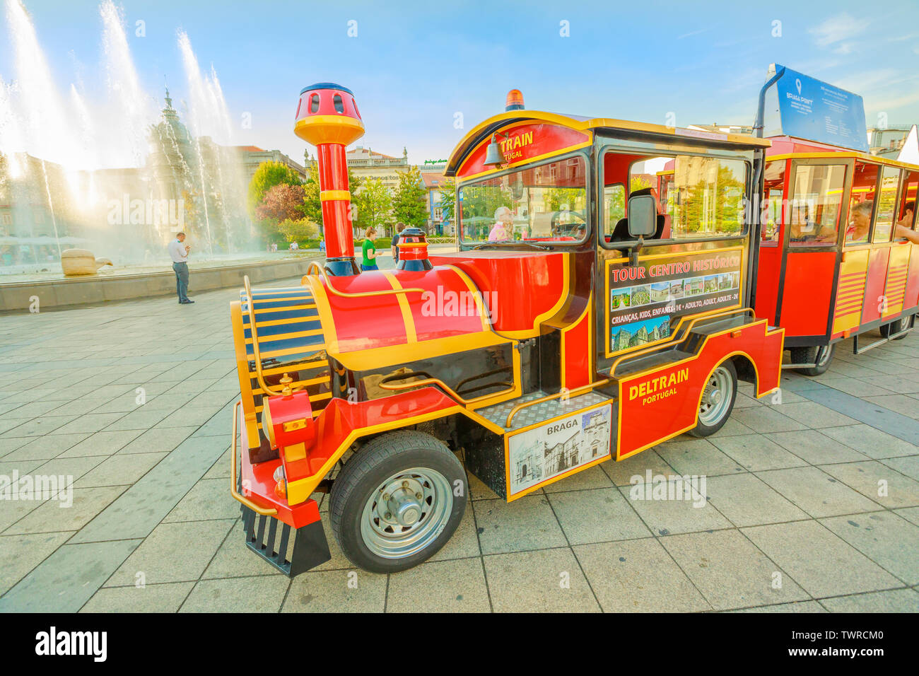 Braga, Portogallo - Agosto 12, 2017: close-up di rosso treno turistico al capolinea in Piazza della Repubblica o Praca da Republica noto come Arcade. Fontana sul Foto Stock