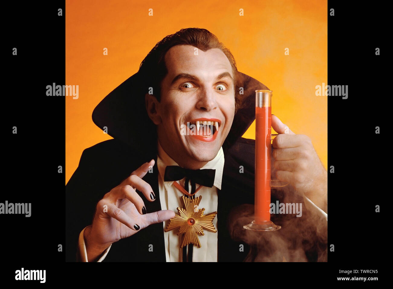 Dracula in possesso di un dispositivo di misura che supporta il sangue Foto Stock