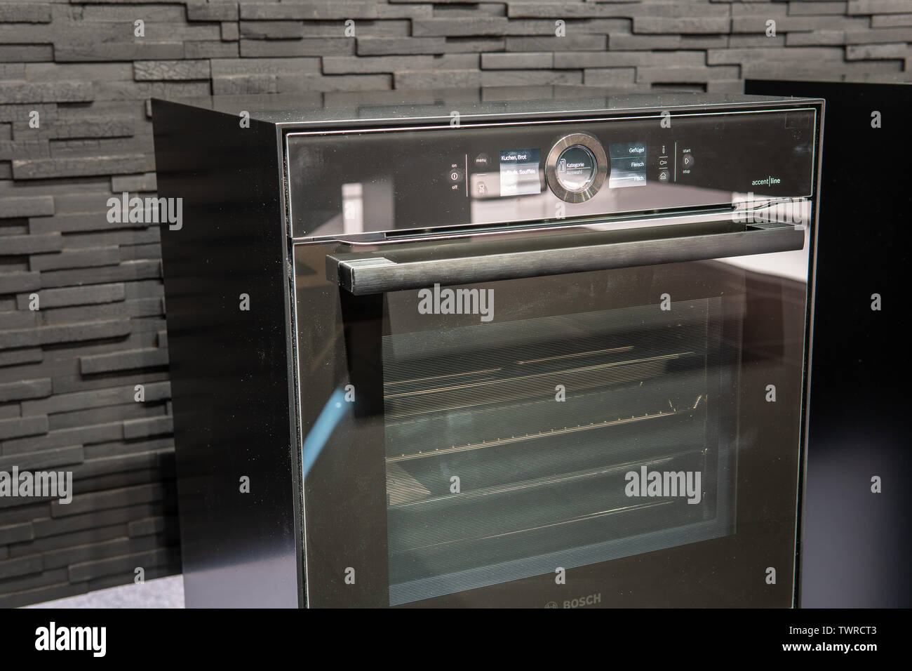 Berlino, Germania, 29 Ago, 2018 nuovo accento Bosch linea nero di carbonio fornelli, forno, microonde, Robert Bosch mostra, innovazioni globali mostrano IFA 2018 Foto Stock