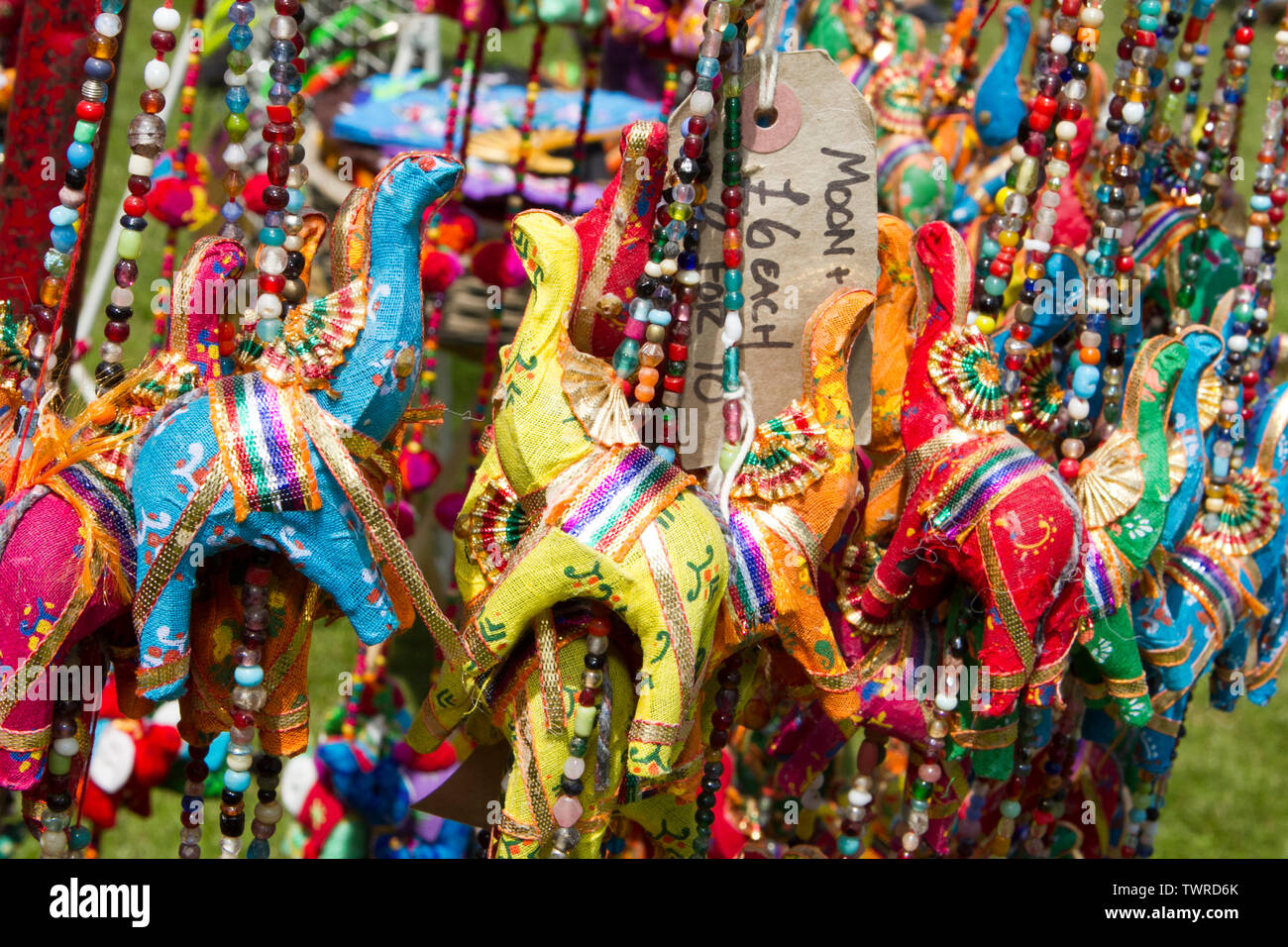 Thai Elephant charms in vendita all'Africa Oye festival musicale di Liverpool Sefton Park, Merseyside Foto Stock