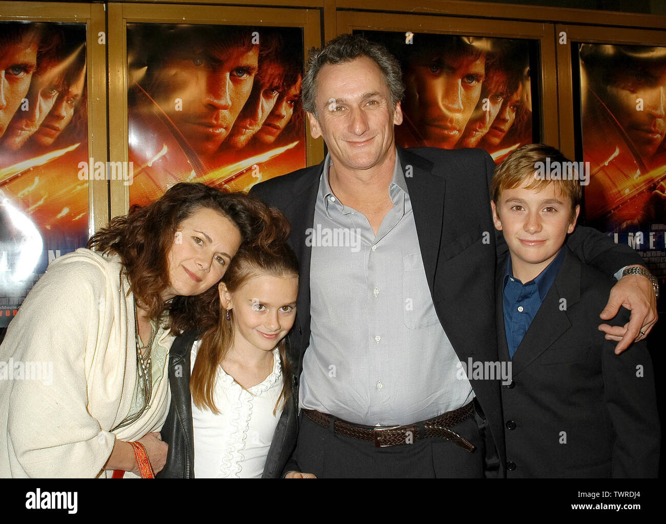 Matt Craven, moglie Sally, figlio di Nick e figlia Josie alla prima Mondiale di "Timeline" al Mann del Teatro Nazionale a Hollywood, CA. La manifestazione ha avuto luogo il mercoledì 19 novembre, 2003. Photo credit: SBM / PictureLux Riferimento File # 33790-2572SMBPLX per solo uso editoriale - Tutti i diritti riservati Foto Stock