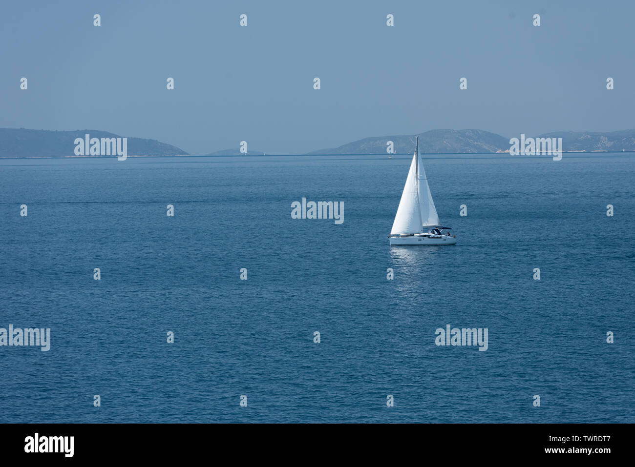 Barca a vela durante la navigazione a vela mare adriatico Foto Stock