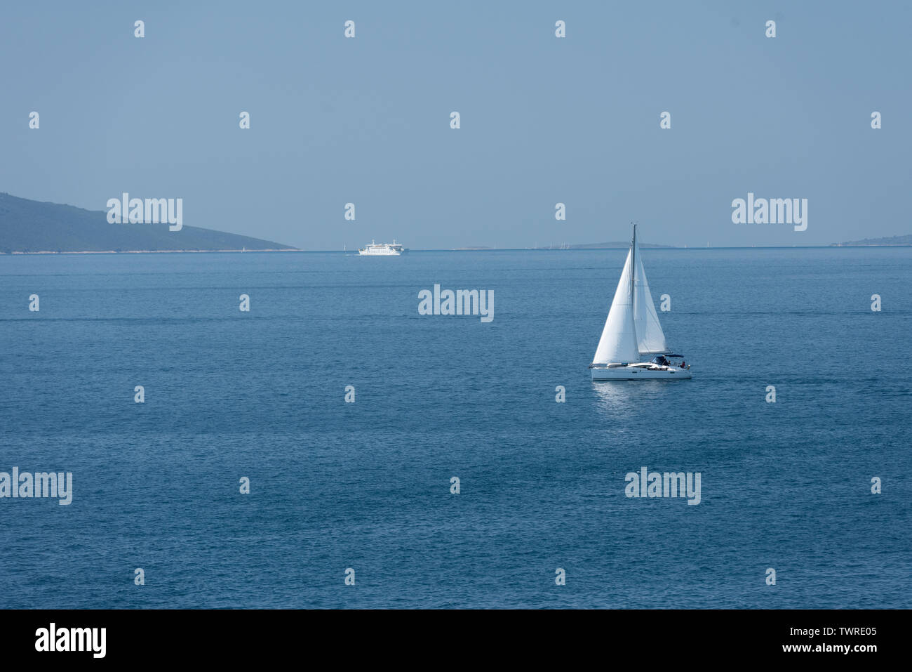 Barca a vela durante la navigazione a vela mare adriatico Foto Stock