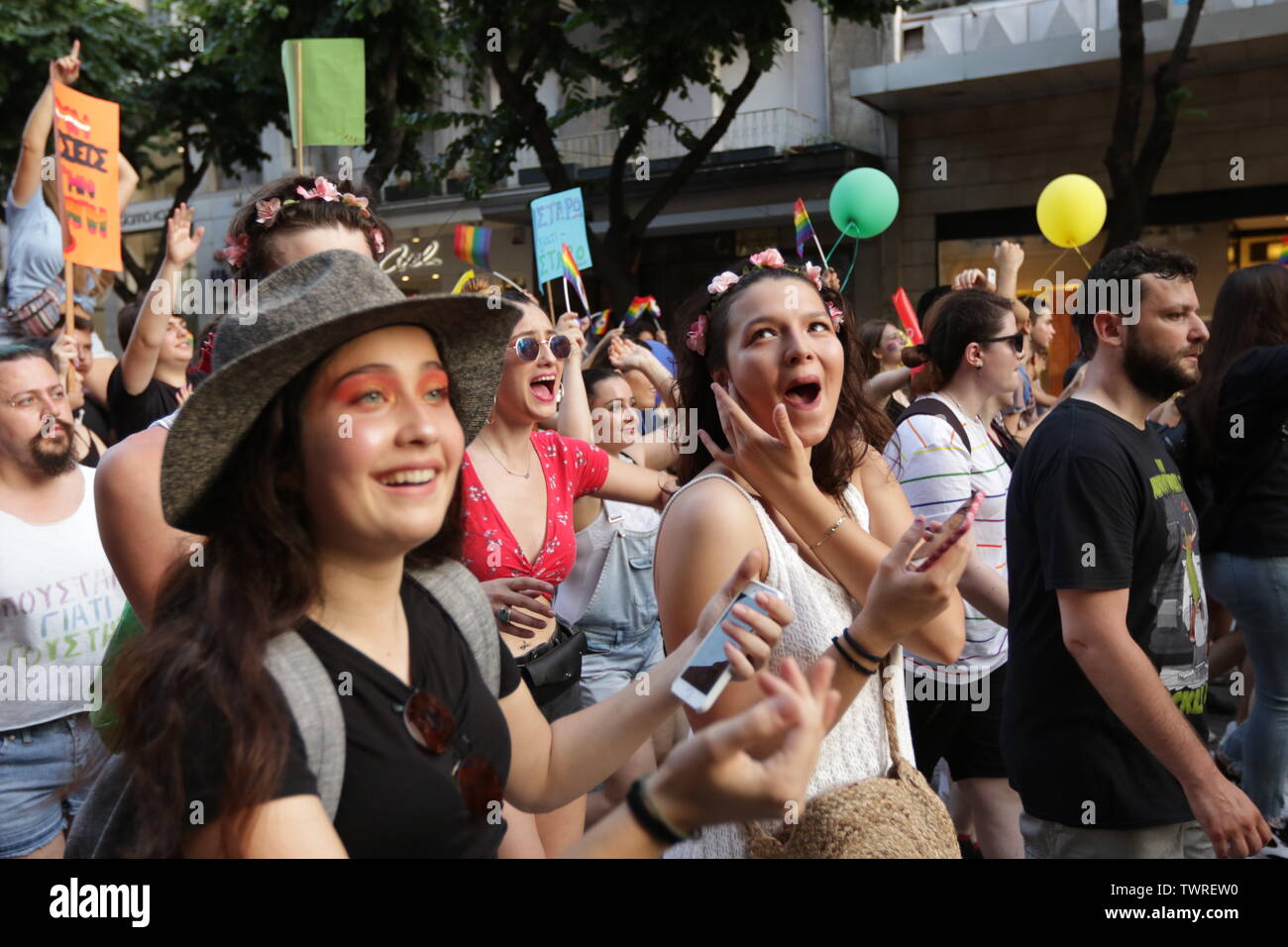 Salonicco, Grecia, 22 giugno 2019. Orgoglio parata di Salonicco. I partecipanti portano palloncini, bandiere e cartelli che prendono parte alla ottava edizione Salonicco Pride Parade nel nord del porto greco città di Salonicco. Credito : Orhan Tsolak / Alamy Live News Foto Stock