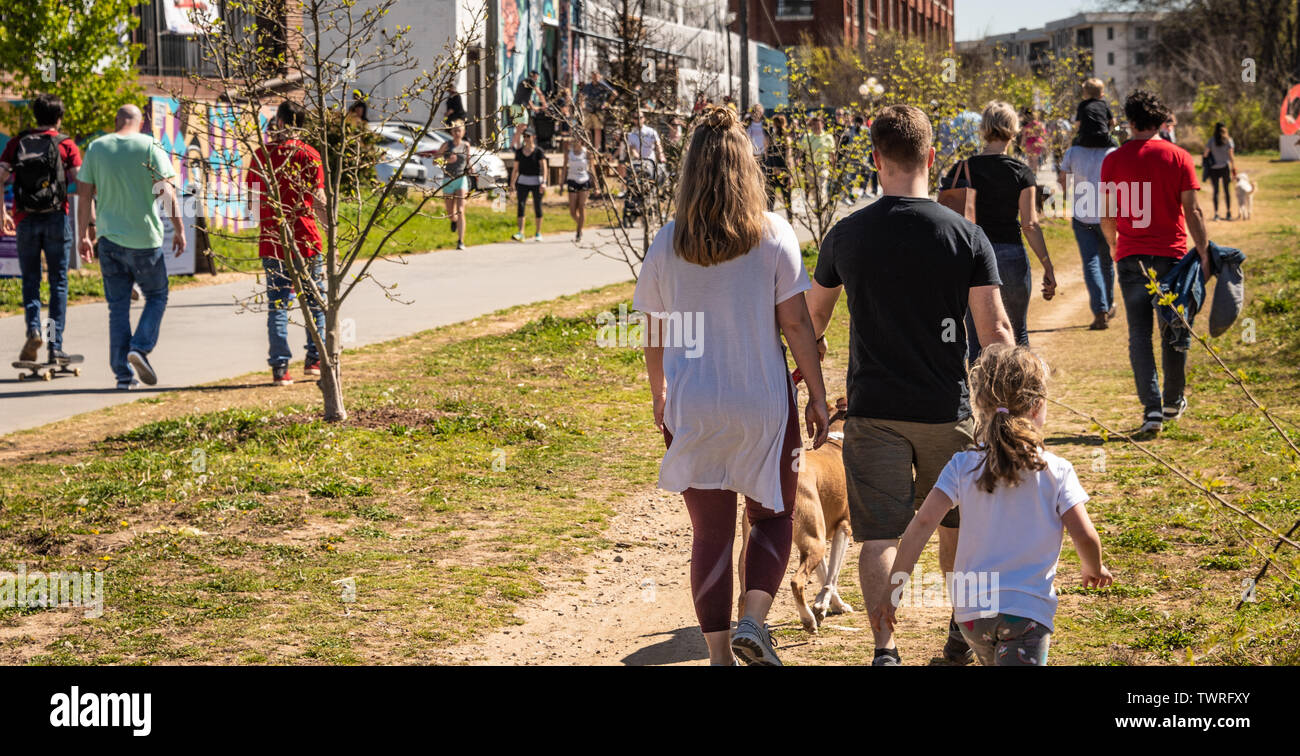 Per coloro che godono di un pomeriggio sulla linea di cintura di Atlanta, un popolare percorso urbano di Atlanta, Georgia. (USA) Foto Stock