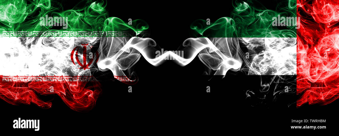 Iran vs Emirati Arabi Uniti, Emirati smoky mystic membri bandiere poste fianco a fianco. Spessa colorata fumi setosa bandiera combinazione di iraniano e Regno Foto Stock