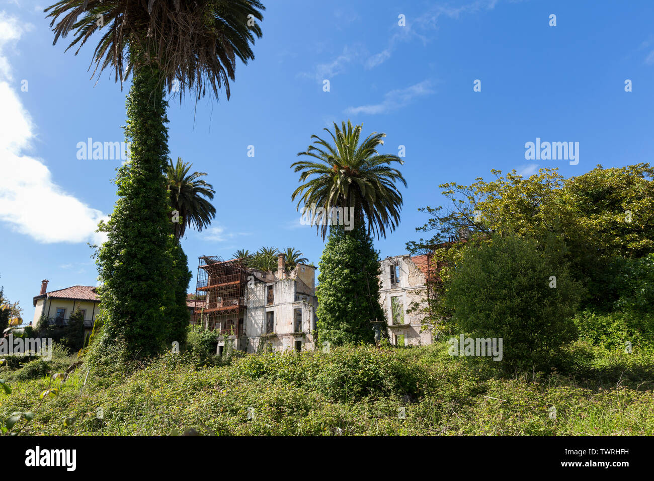 La rovina del palazzo di Mendoza Cortina con palme tipiche di Indiano architettura in Pendueles, Spagna. La proprietà è stata costruita come residenza estiva da p. Foto Stock