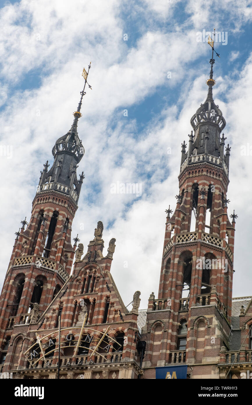 Magna Plaza Amsterdam & crow-stepped gables shopping Dam Square Amsterdam Paesi Bassi - architettura del XIX secolo e rijksmonument - Cornelis Peters Foto Stock