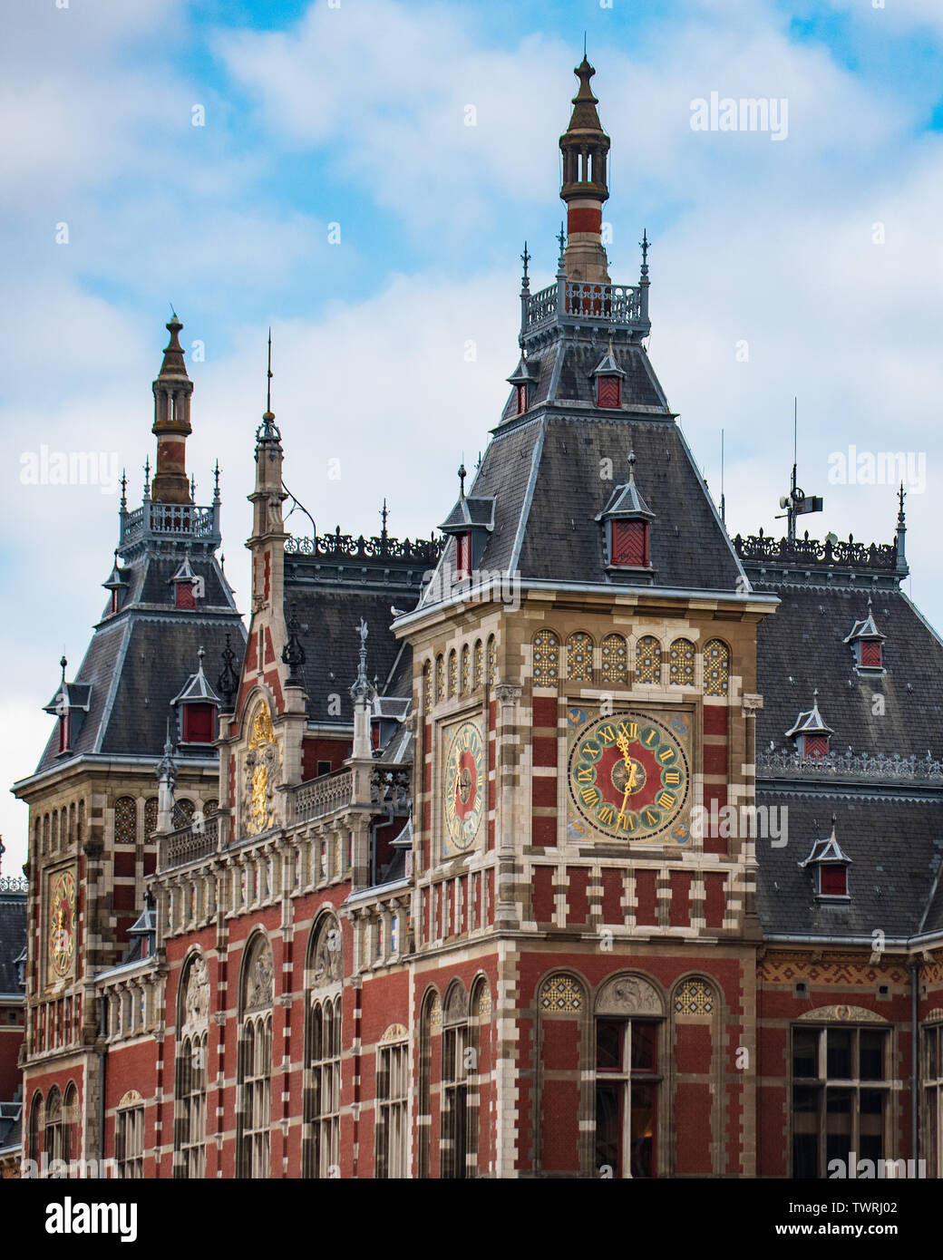 Turismo di Amsterdam - famoso sito la Stazione Centrale di Amsterdam / Amsterdam Centraal - la stazione ferroviaria centrale / stazione ferroviaria di Amsterdam Paesi Bassi - Foto Stock