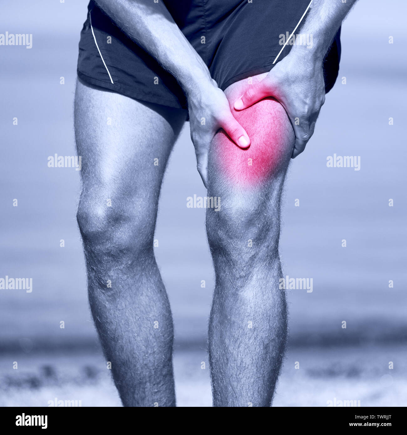 Muscolo lesioni sportive dei maschi di runner coscia. Esecuzione di sollecitazione muscolare pregiudizio nella coscia. Primo piano della runner toccando una gamba in dolore muscolare. Foto Stock