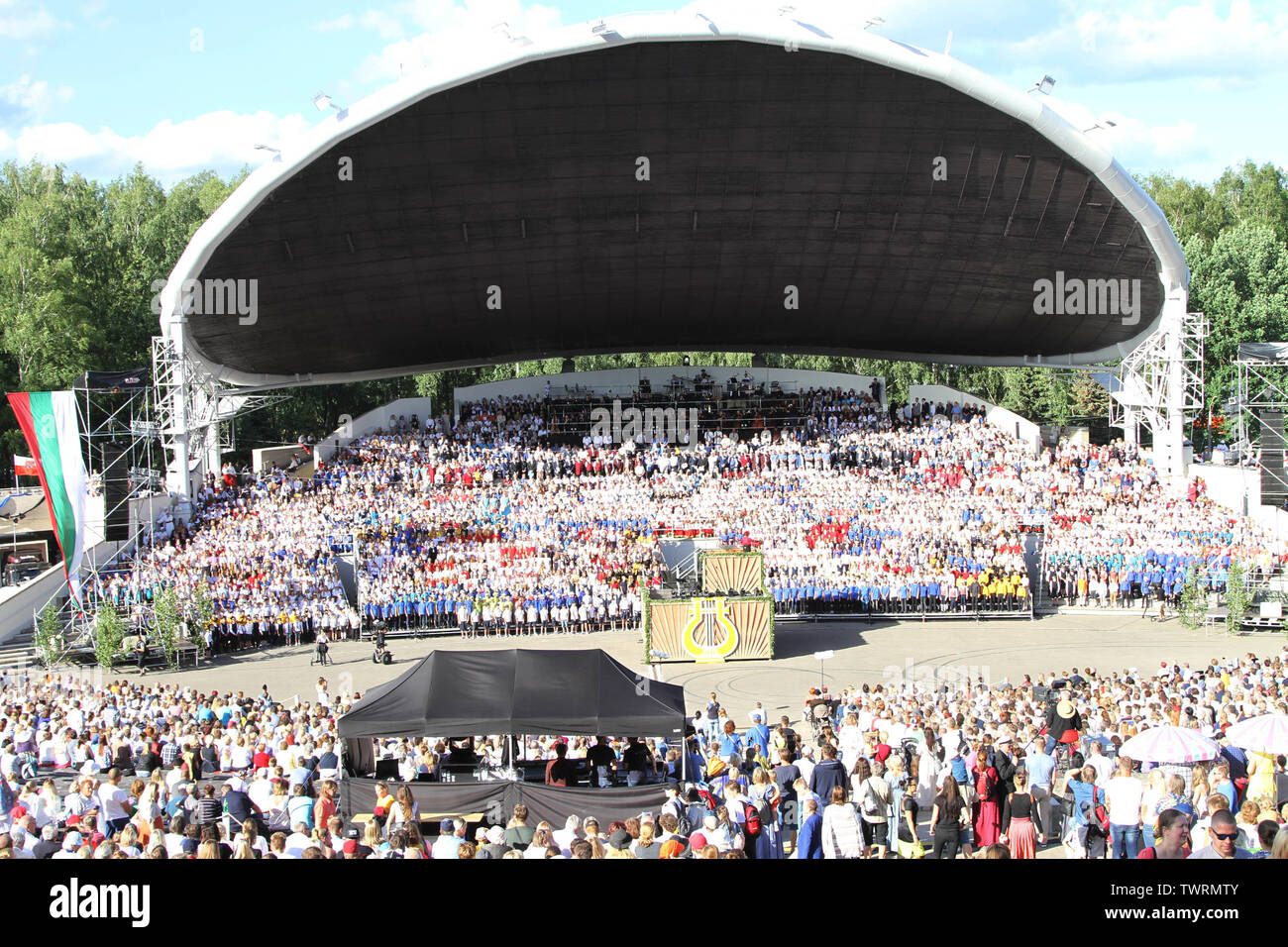 Tartu, Estonia. Il 22 giugno, 2019. Vista del pubblico il principale concerto tenuto sotto l'arco di Tartu Song Festival Grounds a Tartu, Estonia, 22 giugno 2019. Tre giorni di celebrazione del centocinquantesimo anniversario di Estonia Tartu Song Festival al suo luogo di nascita climaxd con la processione di cantanti e musicisti e il concerto principale presso il Festival della Canzone motivi in Estonia la seconda più grande città di Tartu il sabato. Credito: Guo Chunju/Xinhua/Alamy Live News Foto Stock