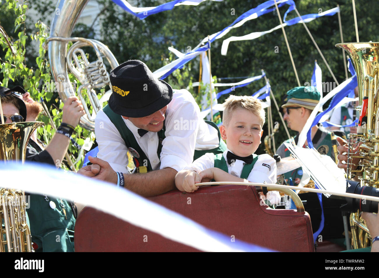 Tartu, Estonia. Il 22 giugno, 2019. I membri della band a bordo di un veicolo assemblare presso il sito lineup di Tartu Festival della Canzone processione a Tartu, Estonia, 22 giugno 2019. Tre giorni di celebrazione del centocinquantesimo anniversario di Estonia Tartu Song Festival al suo luogo di nascita climaxd con la processione di cantanti e musicisti e il concerto principale presso il Festival della Canzone motivi in Estonia la seconda più grande città di Tartu il sabato. Credito: Guo Chunju/Xinhua/Alamy Live News Foto Stock