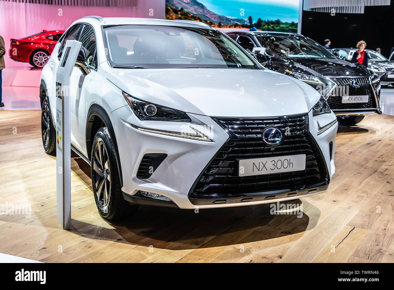 Parigi, Francia, Ott 03, 2018 nuova Lexus metallico NX 300h ibrida scolpito a risaltare al Mondial Motor Show di Parigi, prodotta dalla vettura giapponese maker Lexus Foto Stock