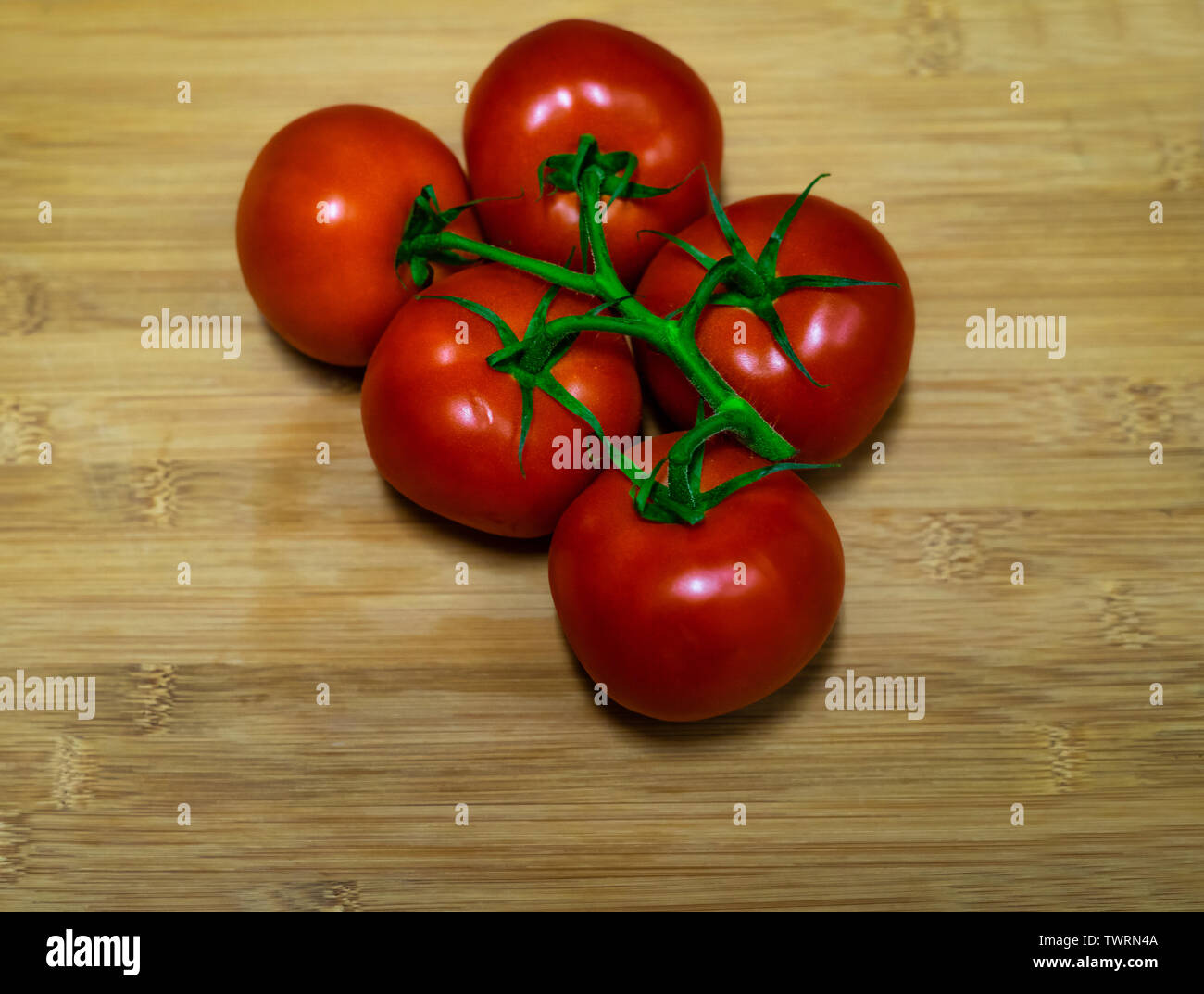 Pomodori maturati in vigna sono la migliore degustazione. Foto Stock