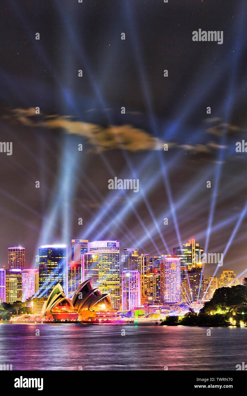 Veiw verticale della città di Sydney CBD waterfront sulle rive del porto di notte durante il Vivid Sydney light show. Foto Stock