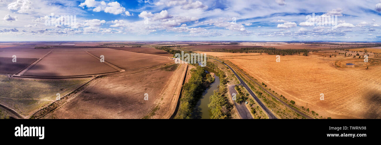 Piatte pianure intorno agricola regionale Moree città nella cinghia grano rurale del NSW - Antenna di ampio panorama sulle aziende agricole coltivate lungo il fiume Gwydir e nuovo Foto Stock