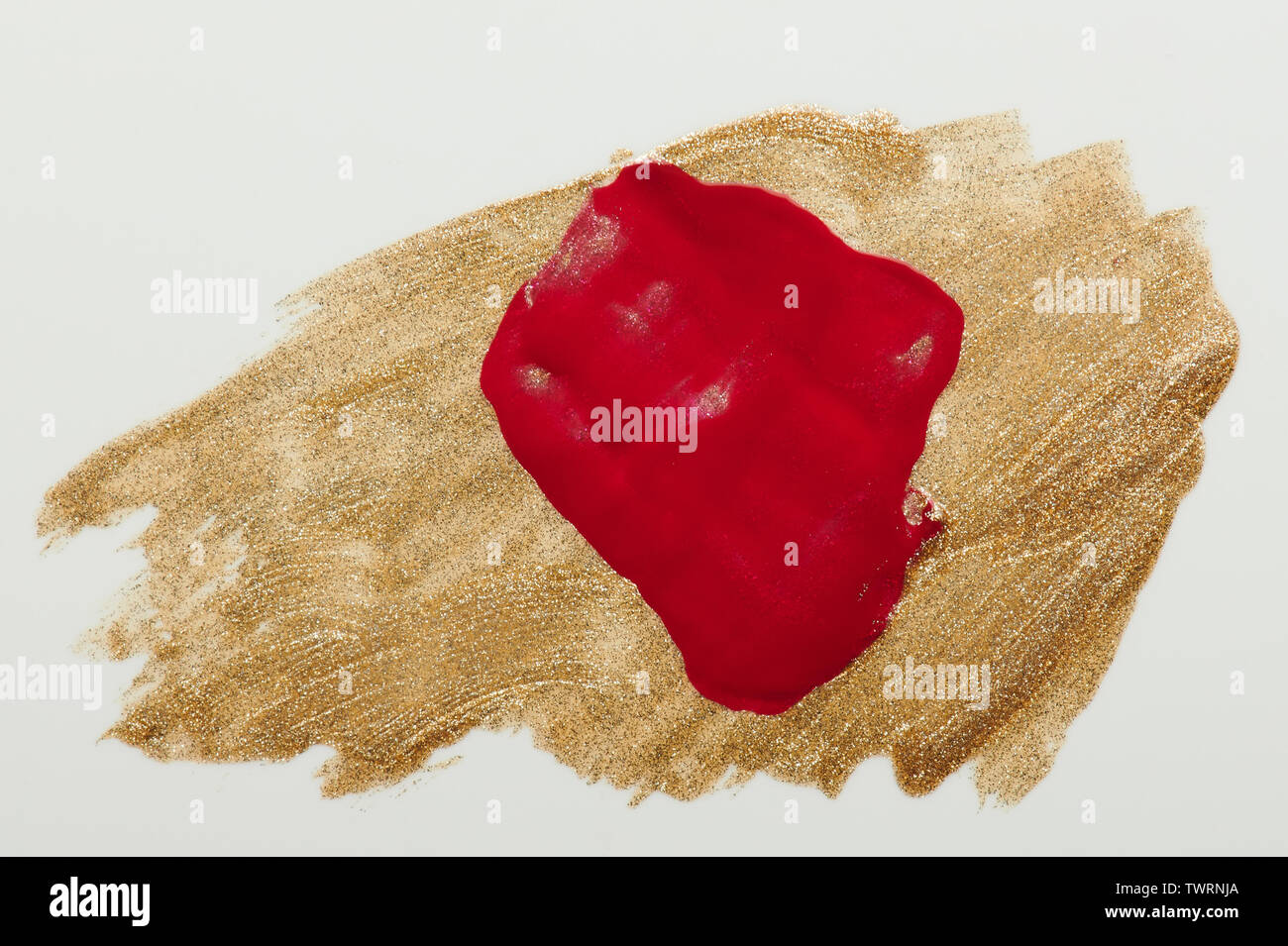 Macchia rossa sulla vernice dorata isolato di sfondo su bianco Foto Stock