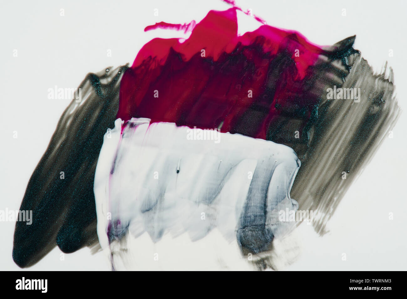 Artistico spruzzi di vernice di colore rosso e bianco isolato Foto Stock