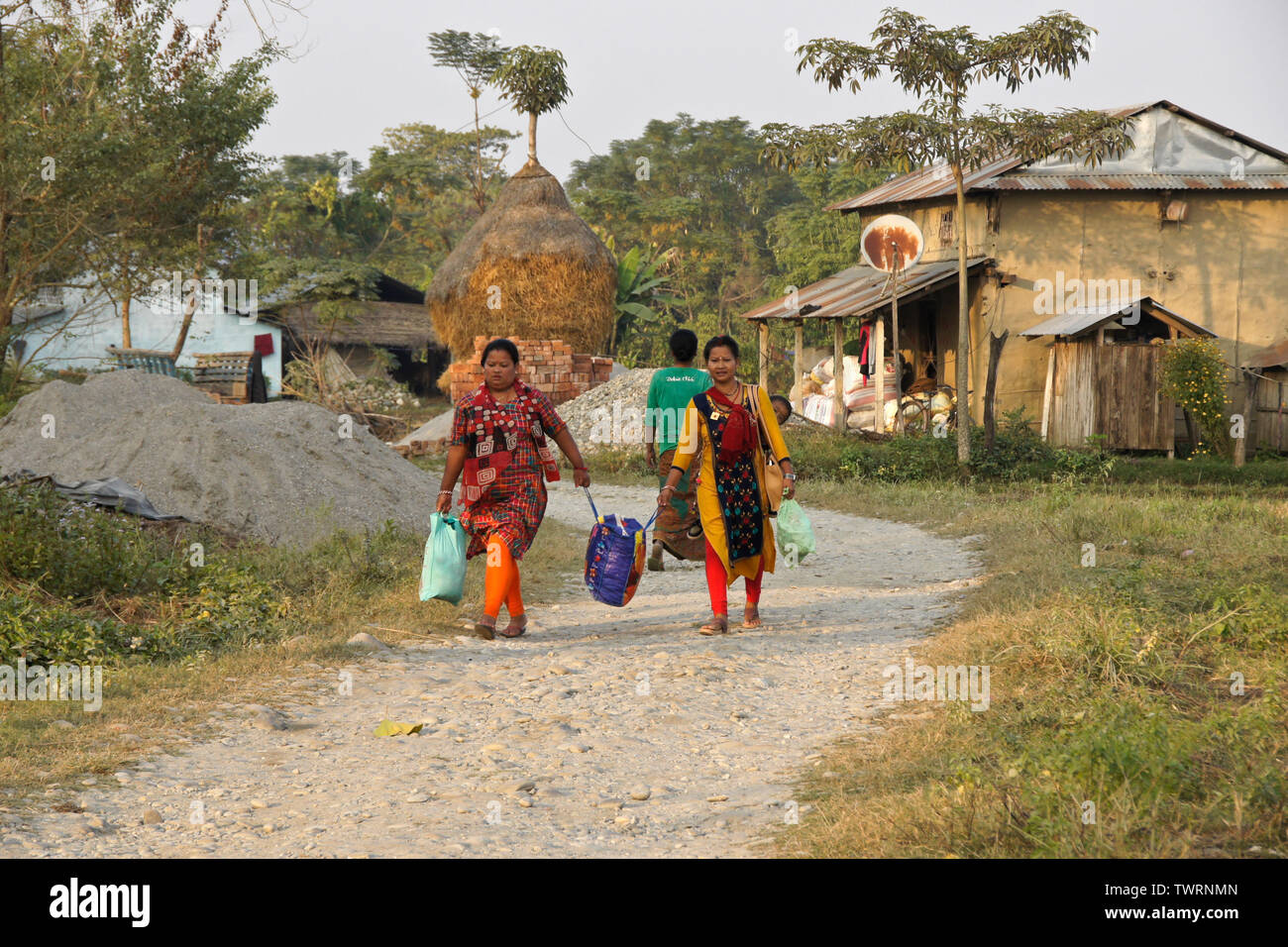 Le case e le persone nel villaggio di Tharu gruppo etnico vicino a Chitwan, Nepal Foto Stock