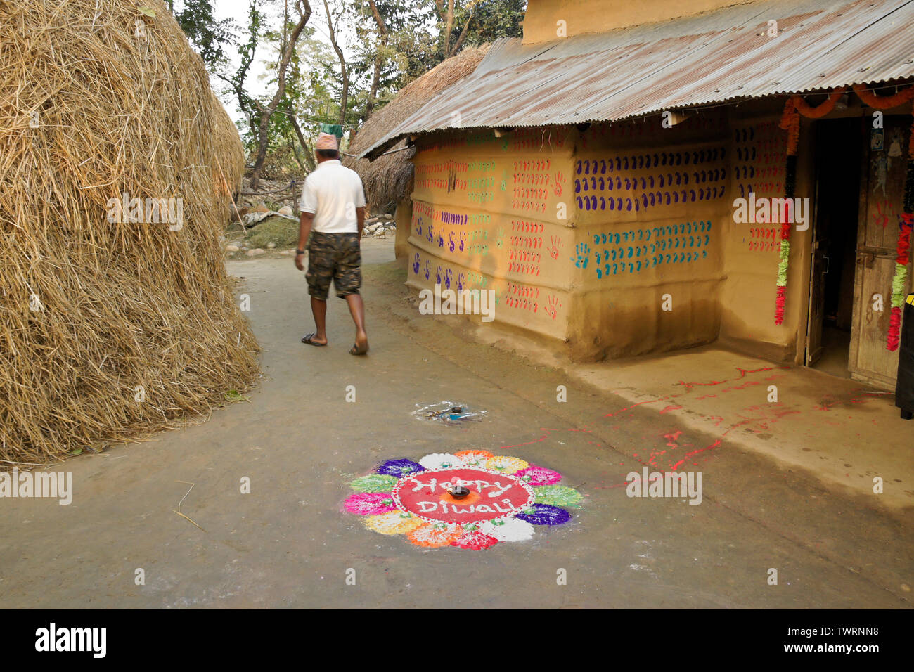 Casa di villaggio di Tharu gruppo etnico, decorato per il Diwali, vacanze vicino a Chitwan, Nepal Foto Stock