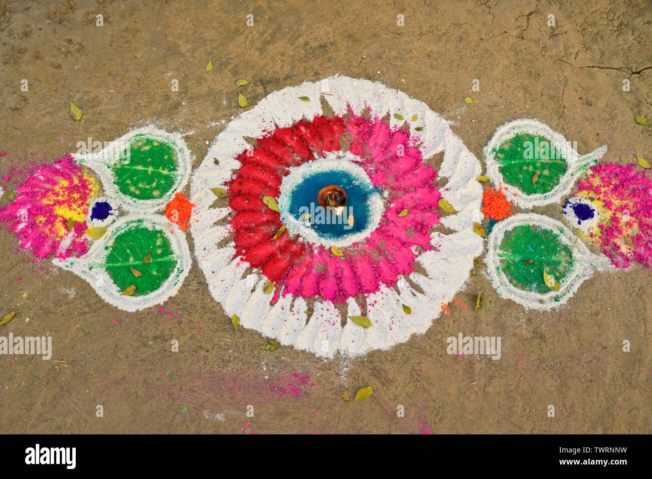 Design realizzato di polvere colorata, con burro di masterizzazione lampada in centro, nella celebrazione del Diwali holiday, Nepal Foto Stock