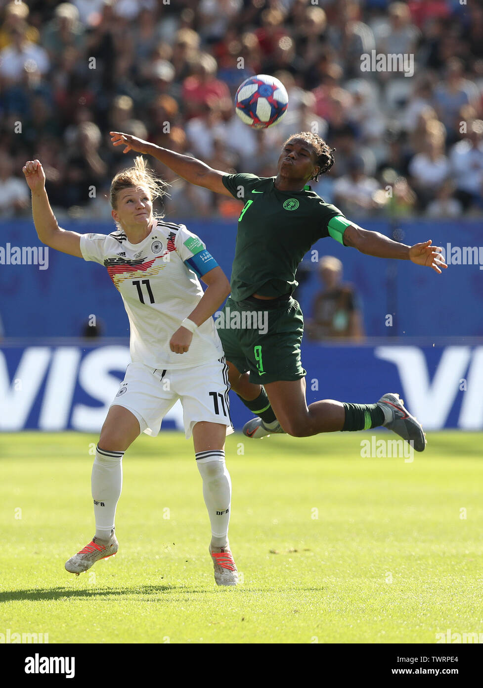 Grenoble, Francia. Il 22 giugno, 2019. Desiderio Oparanozie (R) della Nigeria il sistema VIES con Alexandra Popp della Germania durante il round di 16 match tra Germania e Nigeria al 2019 FIFA Coppa del Mondo Femminile a Stade des Alpes di Grenoble, Francia, giugno 22, 2019. Credito: Xu Zijian/Xinhua/Alamy Live News Foto Stock