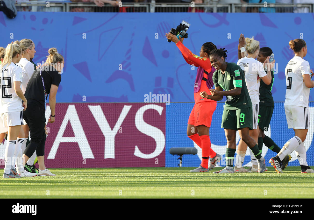 Grenoble, Francia. Il 22 giugno, 2019. Desiderio Oparanozie 4 (R) della Nigeria si congratula con i giocatori della Germania dopo il turno del 16 corrispondono al 2019 FIFA Coppa del Mondo Femminile a Stade des Alpes di Grenoble, Francia, giugno 22, 2019. Credito: Ding Xu/Xinhua/Alamy Live News Foto Stock