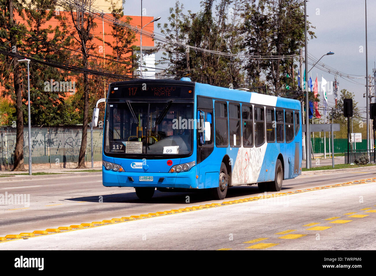 SANTIAGO DEL CILE - Ottobre 2015: Transantiago bus Colo-Colo vicino allo Stadio Monumentale Foto Stock