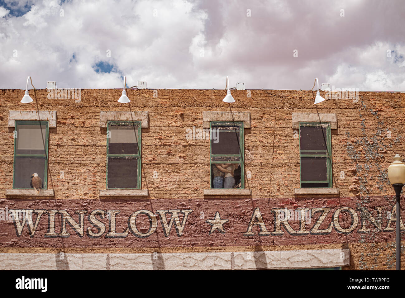 Winslow Arizona, USA 5/16/2016 eagle sul davanzale, giovane nella finestra, lato dell'edificio Foto Stock