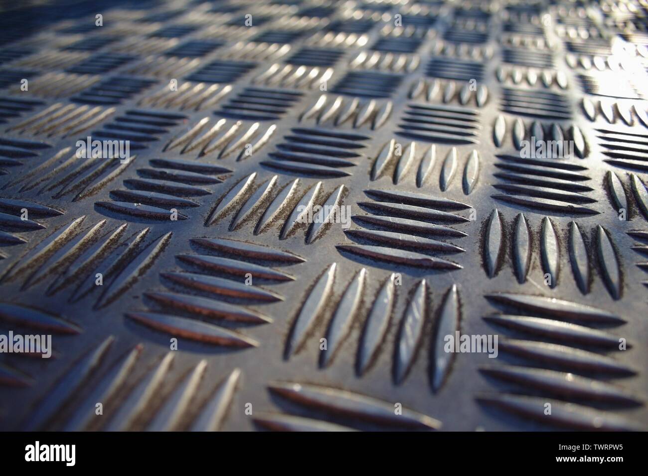 Metallo con andamento alternato e i riflessi del sole Foto Stock