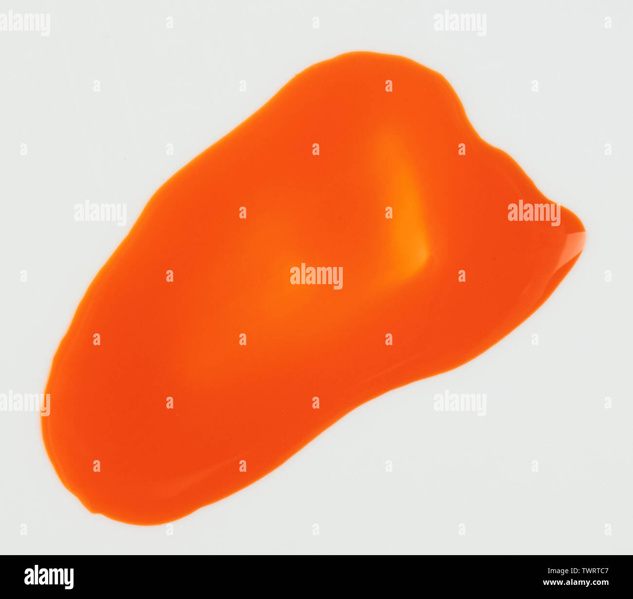 Vernice arancione isolato di corsa su sfondo bianco vista ravvicinata Foto Stock
