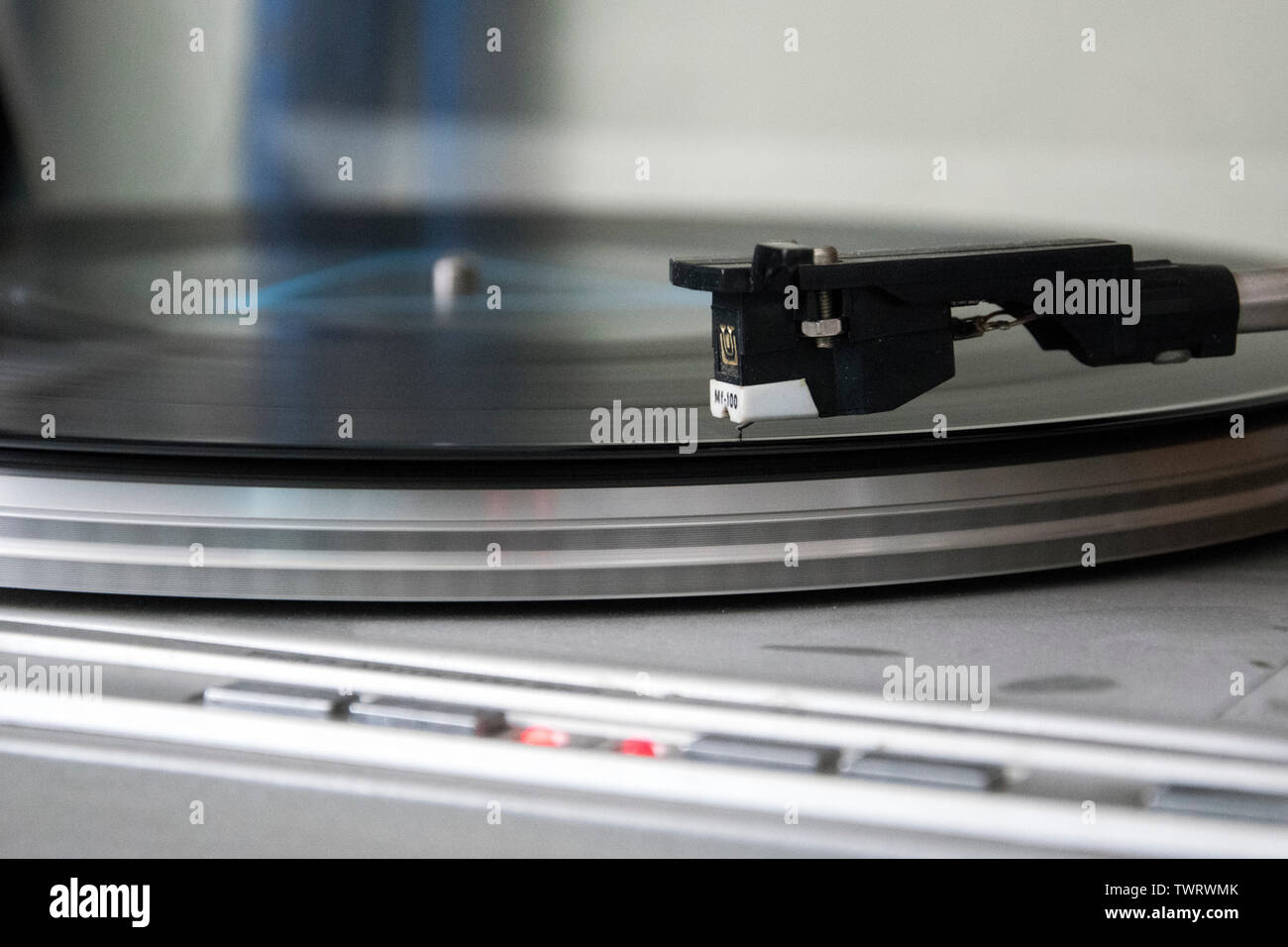 Nero vinile registrare suonando con sfocate di massa posteriore Foto Stock