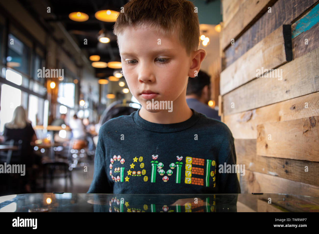 Ragazzo la riproduzione di video gioco Foto Stock