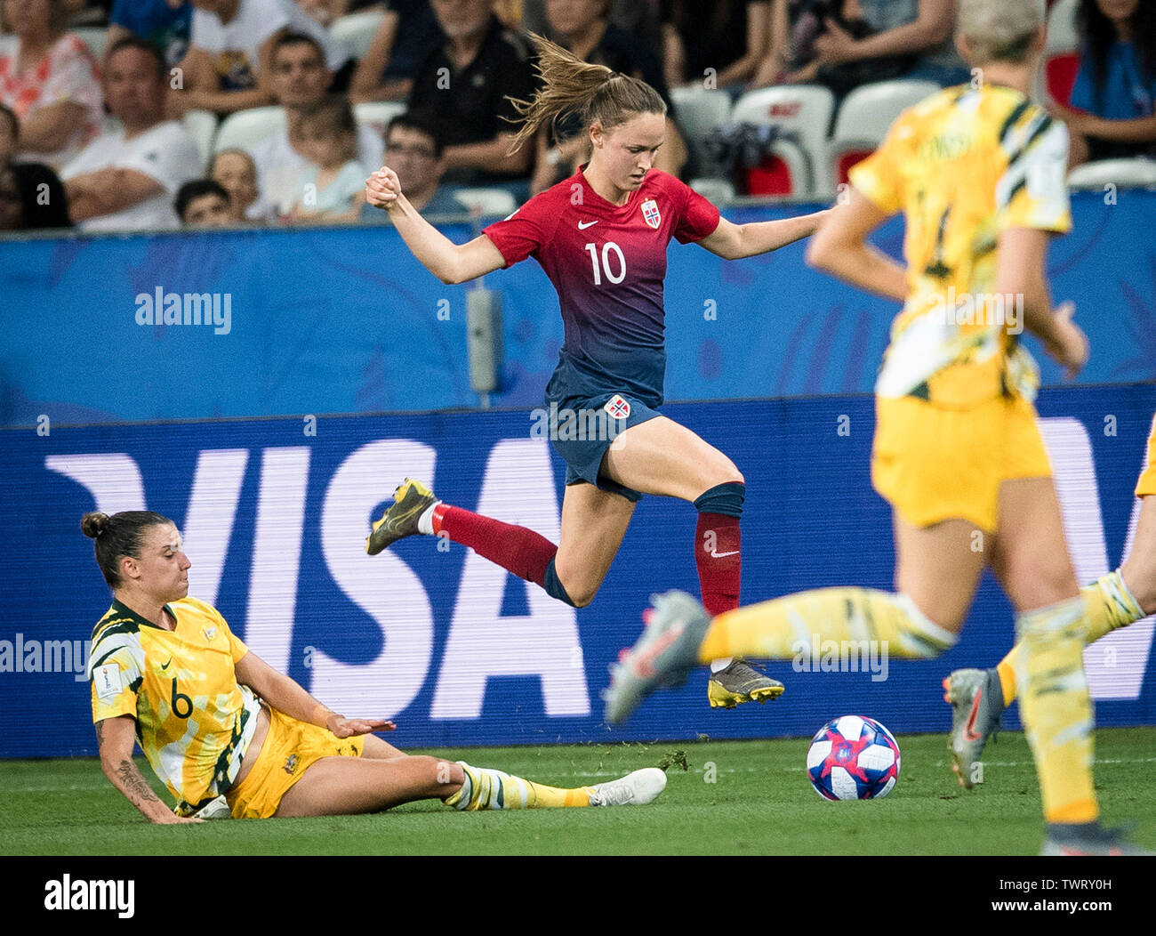 Nizza, Francia. Il 22 giugno, 2019. Caroline Graham Hansen (C) della Norvegia compete durante il round di 16 match tra Norvegia e Australia al 2019 FIFA Coppa del Mondo Femminile a Nizza, in Francia il 22 giugno 2019. Credito: Xiao Yijiu/Xinhua/Alamy Live News Foto Stock