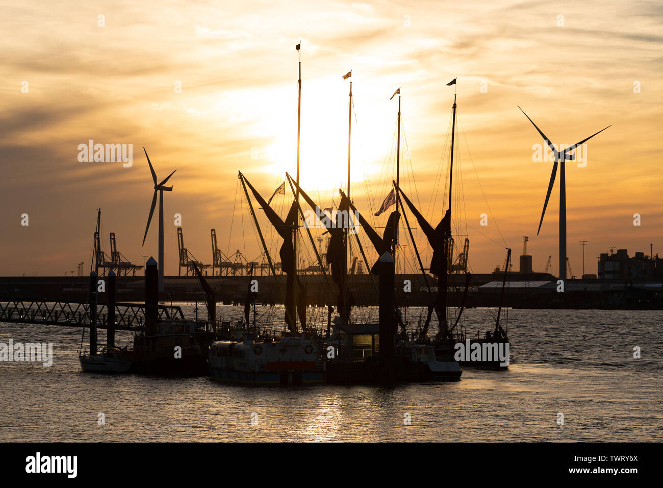 Gravesend, Regno Unito. Il 22 giugno, 2019. Il sole tramonta dietro i montanti iconica della tradizionale Thames chiatte a vela a Gravesend seguendo la 88th Thames chiatta a vela corrispondono. Rob Powell/Alamy Live News Foto Stock