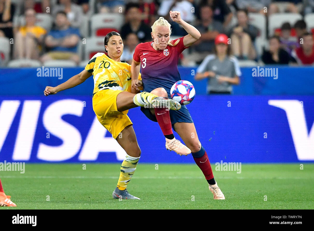 (190623) -- Nizza, 23 giugno 2019 (Xinhua) -- Maria Thorisdottir (R) di Norvegia vies con Sam Kerr (L) dell'Australia durante il round di 16 match tra Norvegia e Australia al 2019 FIFA Coppa del Mondo Femminile a Nizza, in Francia il 22 giugno 2019. (Xinhua/Chen Yichen) Foto Stock