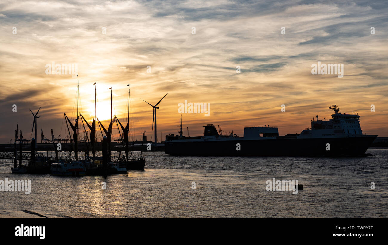 Gravesend, Regno Unito. Il 22 giugno, 2019. Il sole tramonta dietro i montanti iconica della tradizionale Thames chiatte a vela a Gravesend seguendo la 88th Thames chiatta a vela corrispondono. Rob Powell/Alamy Live News Foto Stock