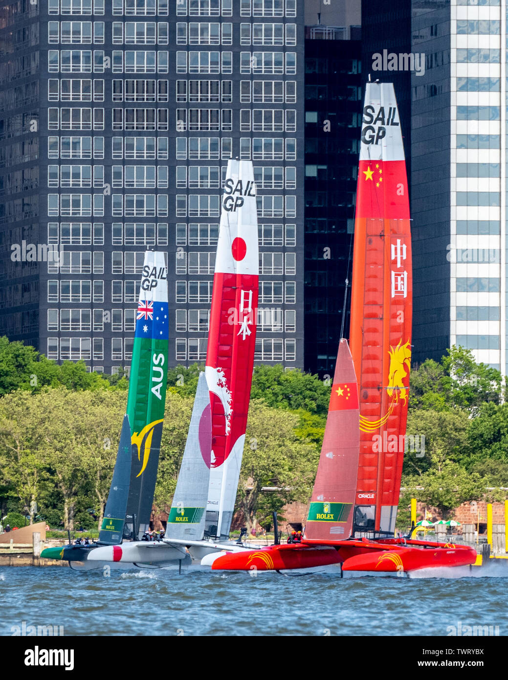 New York, Stati Uniti d'America. Il 22 giugno, 2019. Sail GP F50 catamarani di squadre in Australia, il Giappone e la Cina la vela nel fiume Hudson durante il SailGP New York Evento. Doppia medaglia olimpica Nathan Outteridge helmed Giappone a vincere il suo primo evento inaugurale della stagione SailGP. Credito: Enrique Shore/Alamy Live News Foto Stock