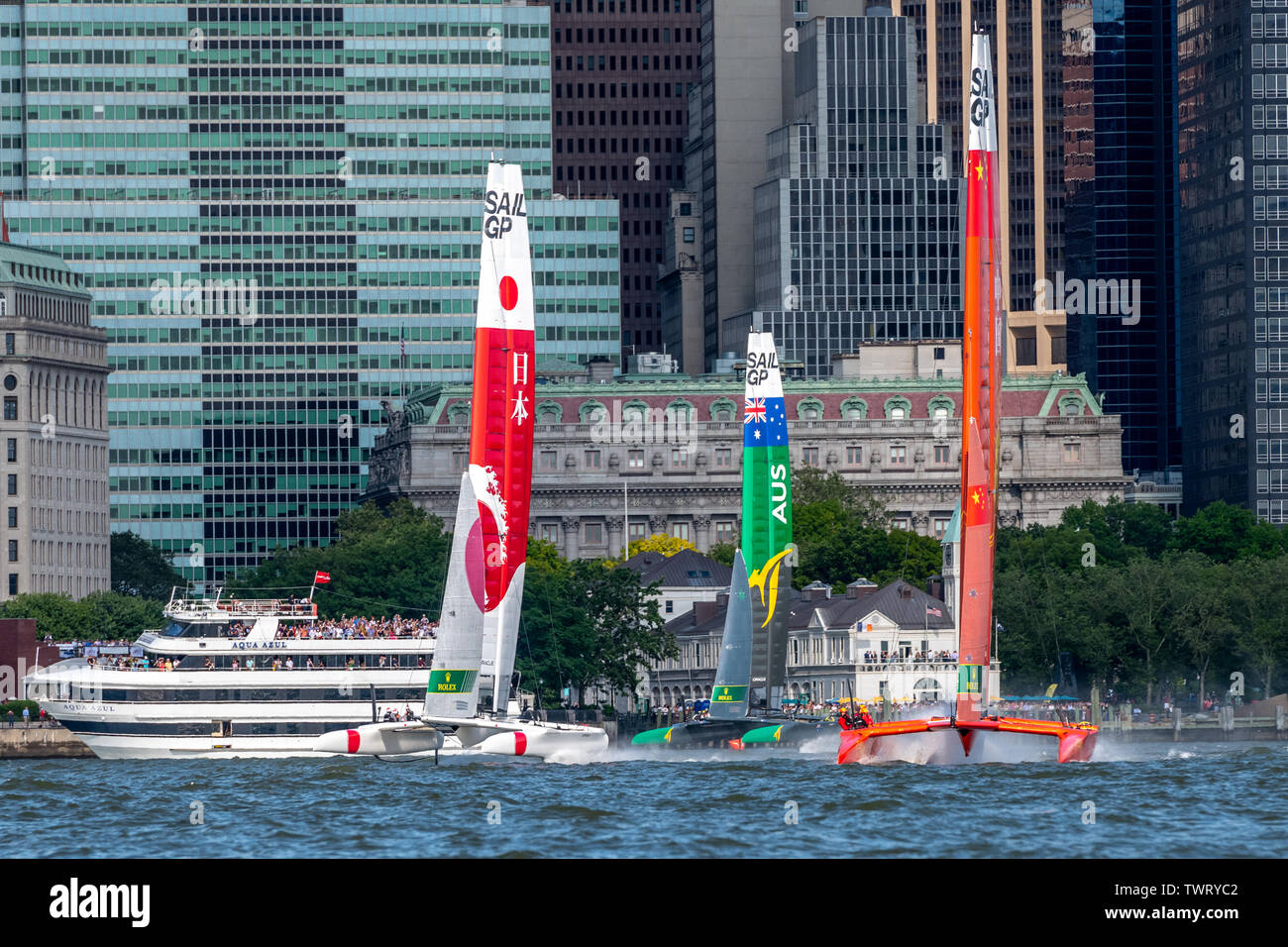 New York, Stati Uniti d'America. Il 22 giugno, 2019. Sail GP F50 catamarani di squadre in Giappone. Australia e Cina vela nel fiume Hudson durante il SailGP New York Evento. Doppia medaglia olimpica Nathan Outteridge helmed Giappone a vincere il suo primo evento inaugurale della stagione SailGP. Credito: Enrique Shore/Alamy Live News Foto Stock