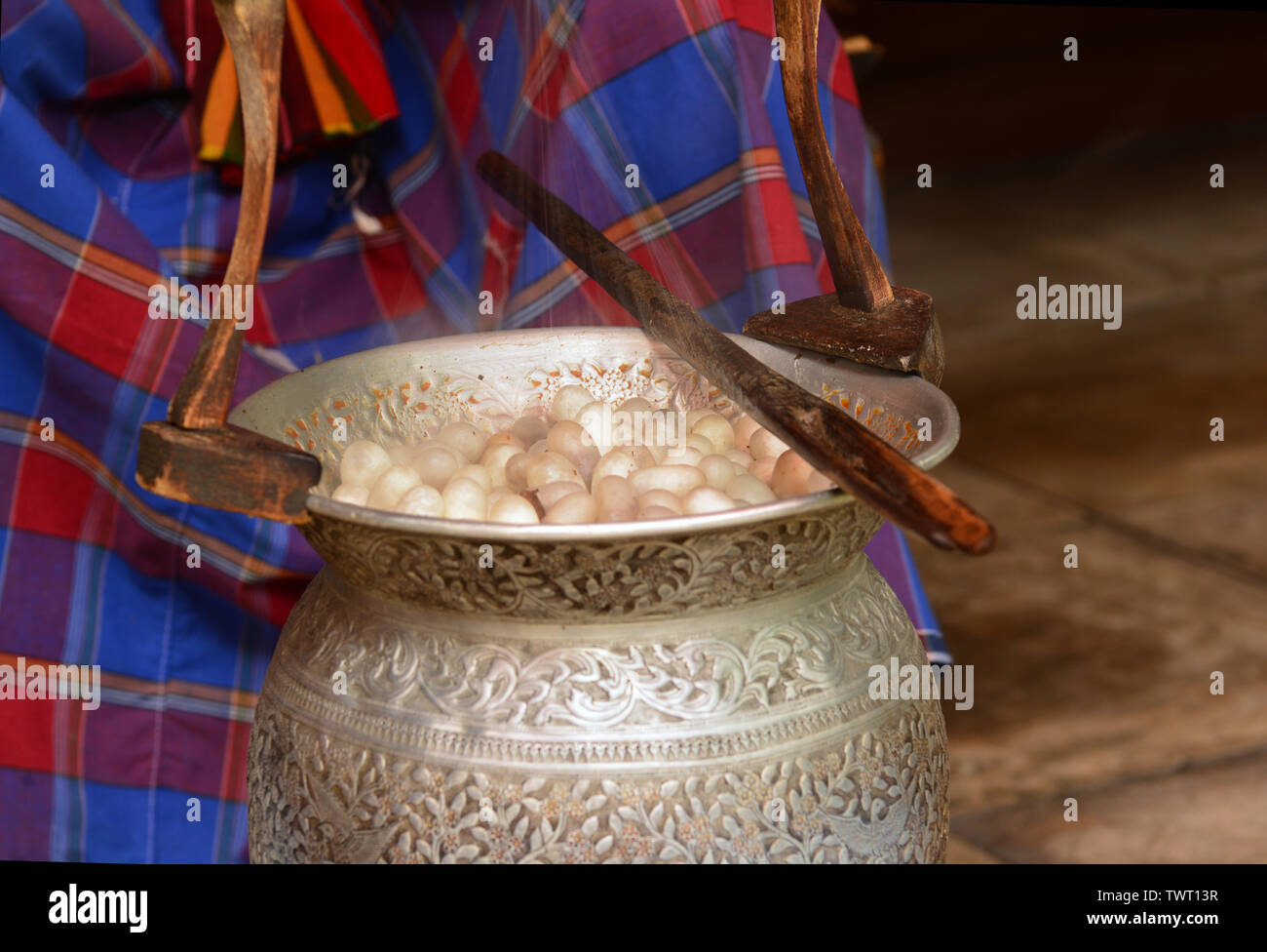 Close up di seta tradizionale rendendo. Jim Thompson House, Bangkok, Thailandia Foto Stock