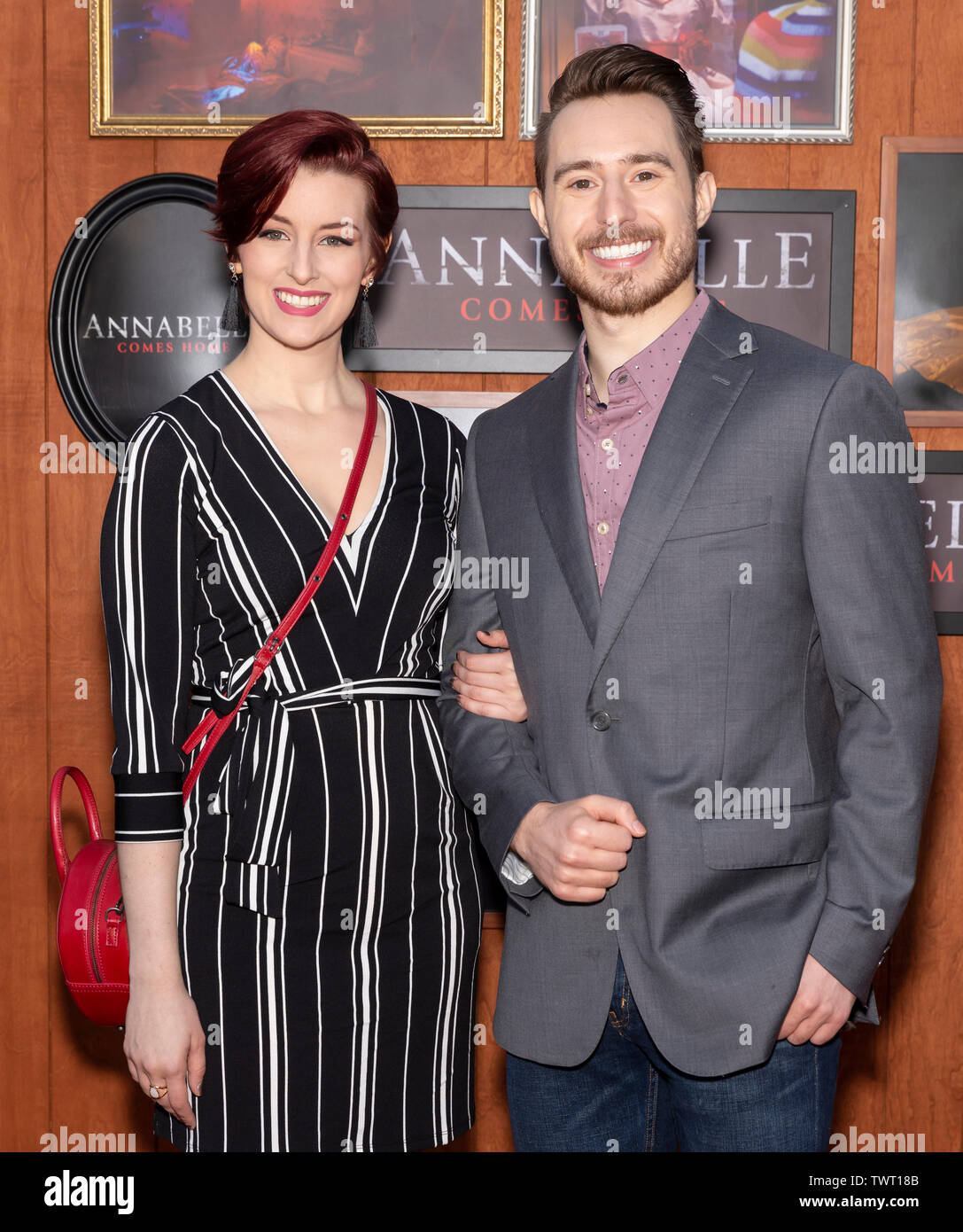 Westwood, CA - Giugno 20, 2019: James A. Janisse (R) e gli ospiti arrivano per la premiere della Warner Bros" "Annabelle torna a casa" tenutasi presso il Regency Village Th Foto Stock