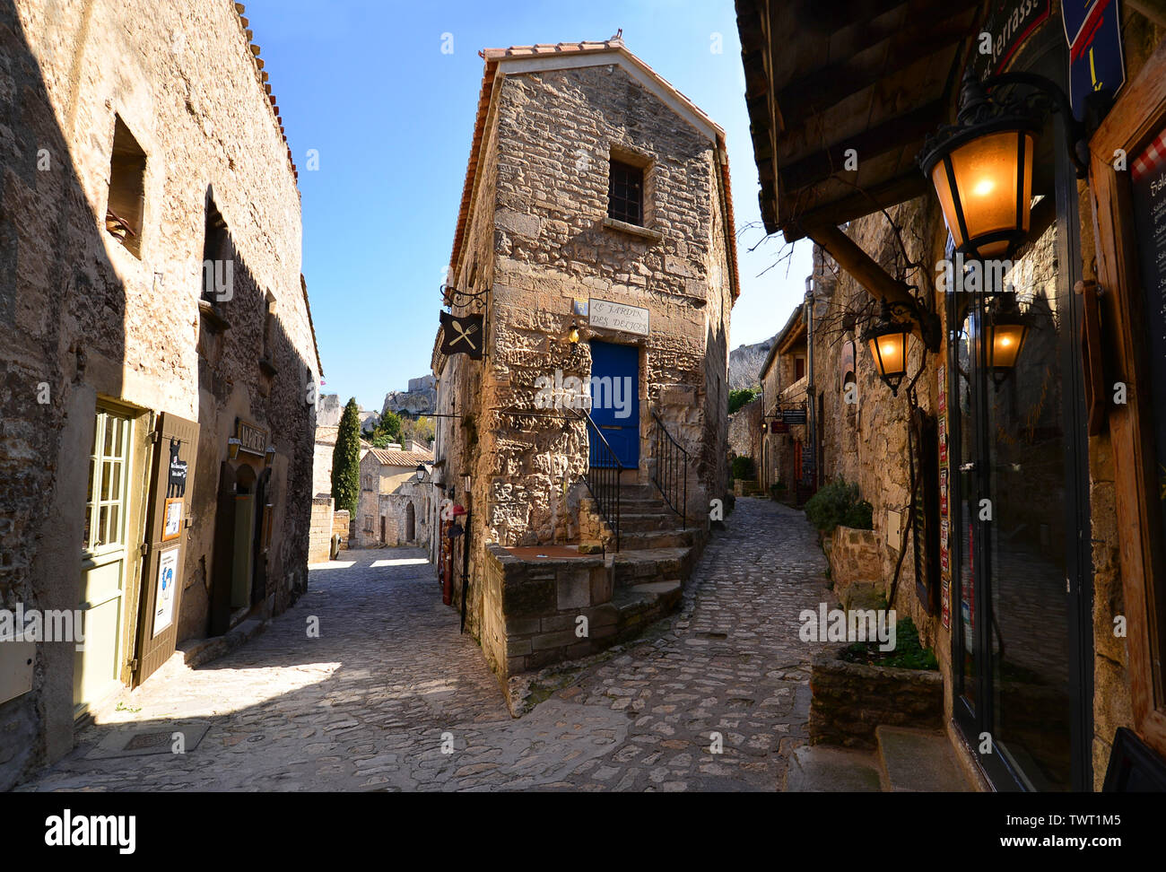 Strada del villaggio di Les Baux de Provence. Bouches du Rhone, Provence, Francia Foto Stock