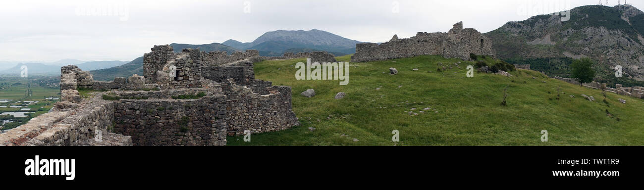 LEZHE, ALBANIA - circa nel maggio 2019 Panorama di rovine nella fortezza vecchia e valle Foto Stock