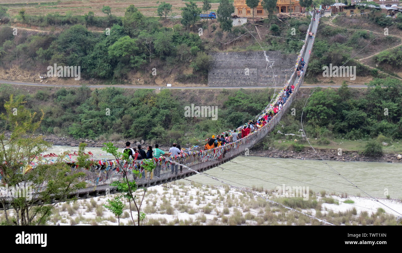 Desiderosi di turisti a piedi oltre il più grande ponte sospeso in Punakha, Bhutan. Foto Stock