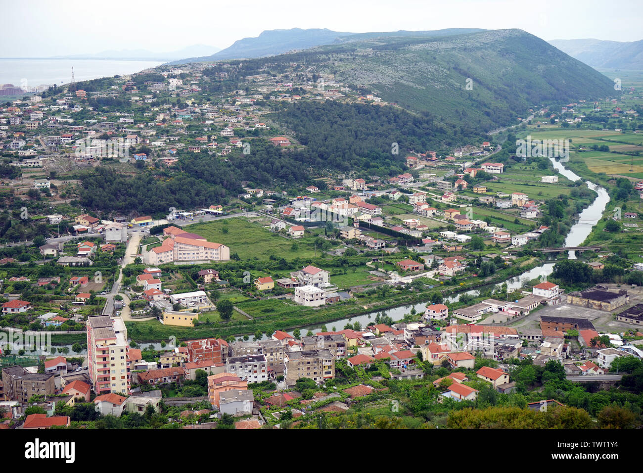 LEZHE, ALBANIA - circa nel maggio 2019 Fiume e valle vista dalla vecchia fortezza Foto Stock